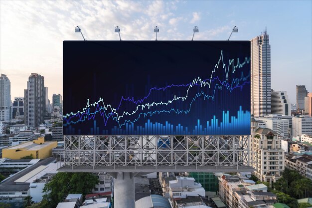 Świecący hologram wykresu FOREX na billboardzie z lotu ptaka panoramiczny pejzaż Bangkoku o zachodzie słońca Handel akcjami i obligacjami w Azji Południowo-Wschodniej Pojęcie zarządzania funduszem