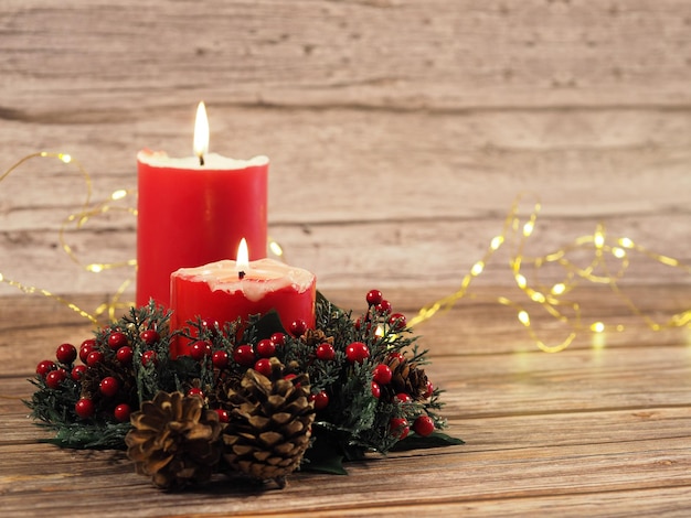 Świece i lampki świąteczne Boże Narodzenie na tle drewna