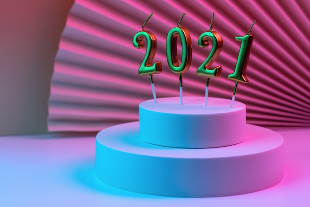 Świece noworoczne 2021 na okrągłym podium