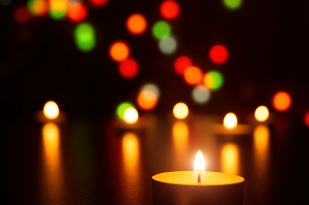 Świece świąteczne płomień lekka romantyczna dekoracja w rozmytych światłach
