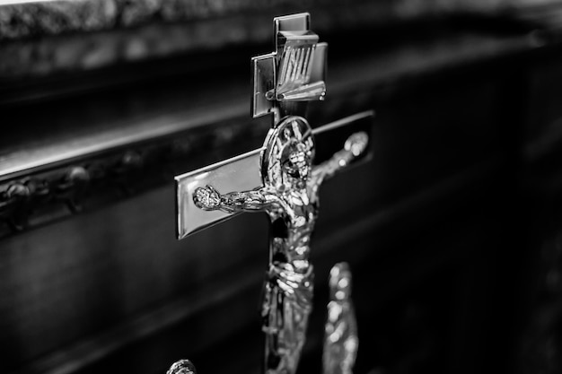 świecznik w kościele. Prawosławny złoty krzyż z ukrzyżowaniem Jezusa. czarno-białe zdjęcie