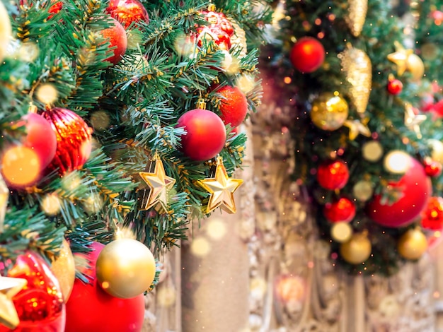 Świerkowe gałęzie ozdobione zabawkami Dekoracje noworoczne i świąteczne