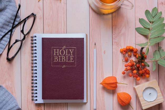 Święta Biblia i jesienny przytulny widok z góry na drewnianym tle Studium biblijne jesień koncepcja