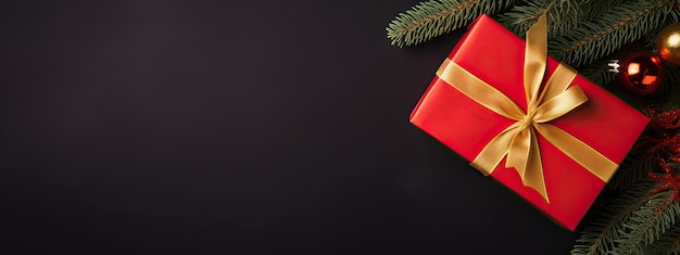 Zdjęcie Święta bożego narodzenia i nowego roku tło z czerwonym złotem prezenty karta powitalna szeroki baner świąteczny