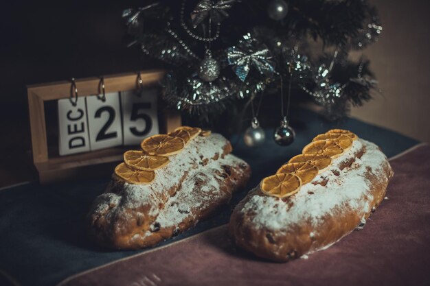 Zdjęcie Święta bożego narodzenia stollen narodowe niemieckie ciasto piękna dekoracja świętowe danie