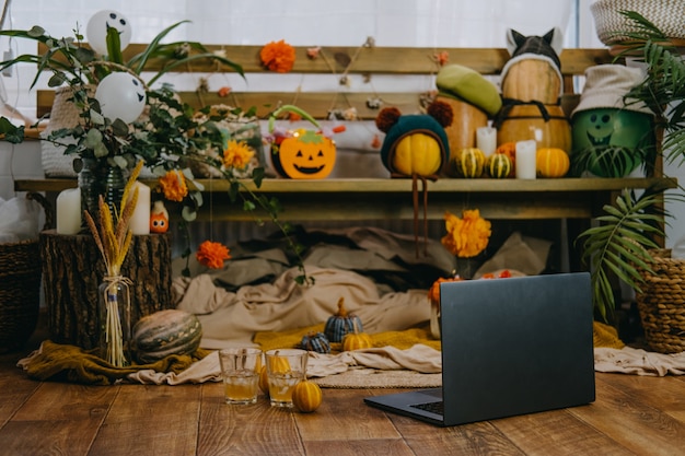 Święta Halloween w nowych normalnych przepisach dotyczących sztuczek lub leczenia otwórz laptopa gotowego do pracy w trybie online