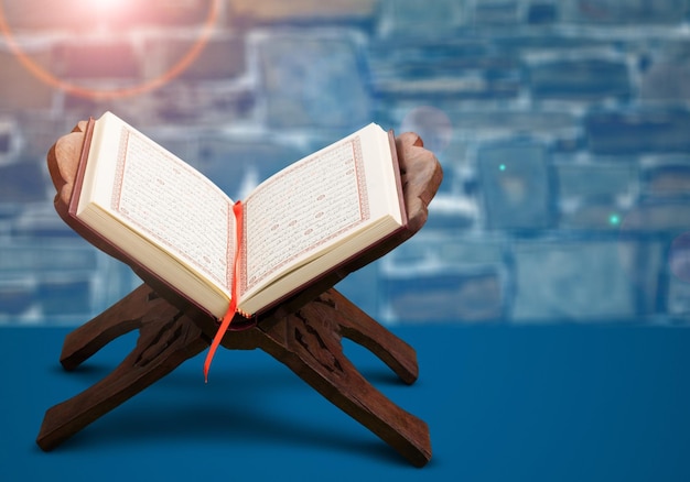 Święta księga Koranu muzułmanów w meczecie na drewnianym stojaku