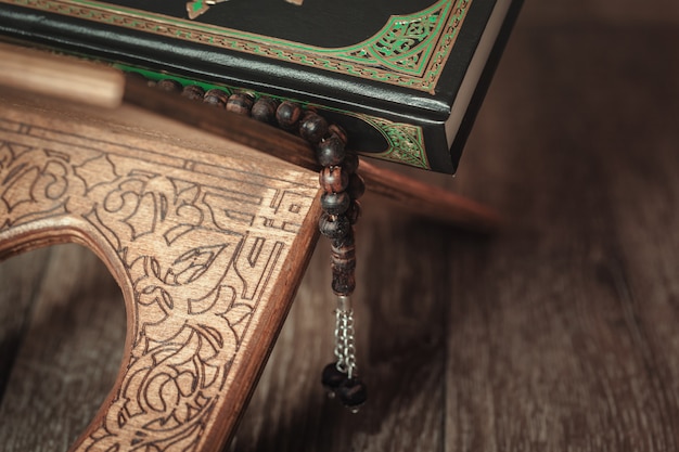 Święta księga Koranu na stojaku