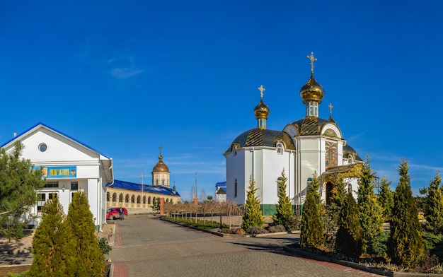 Święta Ochrona Skete Zaśnięcia Najświętszego Klasztoru Odeskiego Diecezji Odeskiej Ukraińskiego Kościoła Prawosławnego w słoneczny zimowy dzień