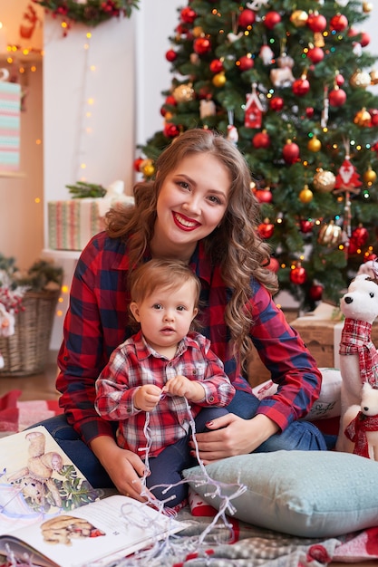 Święta Rodzina Mama i syn. Wesołych Świąt i Wesołych Świąt Portret.