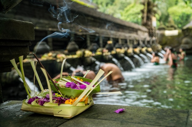 Święta Woda źródlana świątyni Pura Tirta Empul W Tampa, Bali, Indonezja.