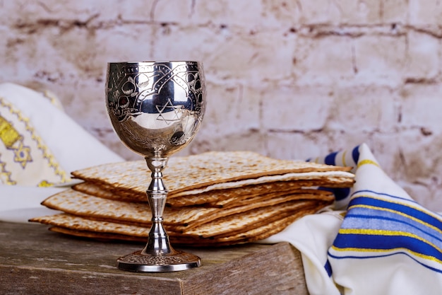 Święta żydowskie Pascha Pesach macy i srebrny puchar pełen wina