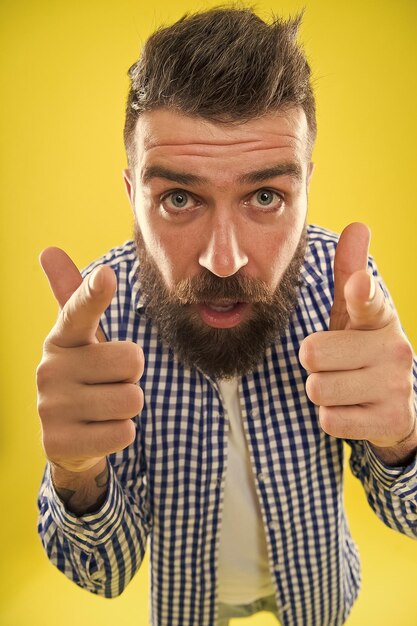 Świetna robota Wskazówki dla fryzjera utrzymanie brody Stylowa pielęgnacja brody i wąsów Wygląd hipstera Emocjonalne wyrazy Mężczyzna brodaty hipster Stylowa broda na żółtym tle Moda na brodę i koncepcja fryzjera