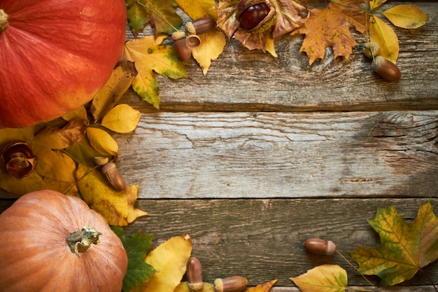 Święto Dziękczynienia jesień tło na ciemnej powierzchni drewnianych, dynie, zwiędłe liście, żołędzie i kasztany