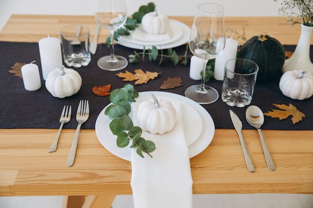 Święto Dziękczynienia nakrycie stołu zastawa stołowa i dekoracja dekoracje rodzinne wakacje jesienna makieta