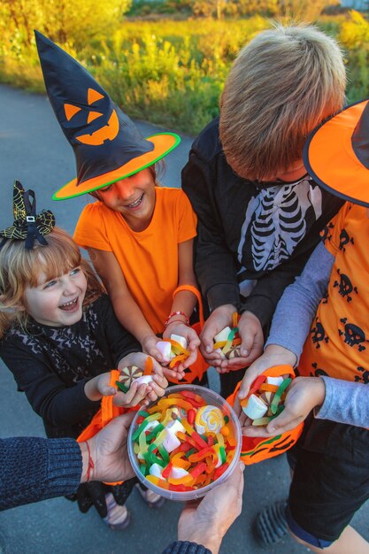 Zdjęcie Święto halloween, dziecko w stroju. selektywne skupienie. dziecko.