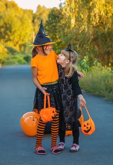 Święto Halloween, dziecko w stroju. Selektywne skupienie. Dziecko.