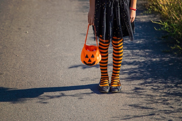 Święto Halloween, dziewczynka w stroju. Selektywne skupienie.