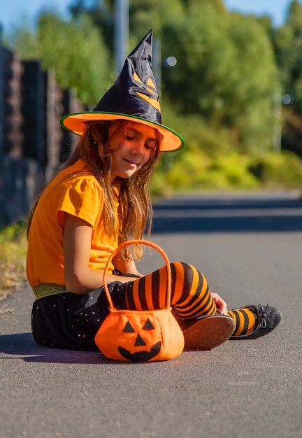 Święto Halloween, dziewczynka w stroju. Selektywne skupienie.