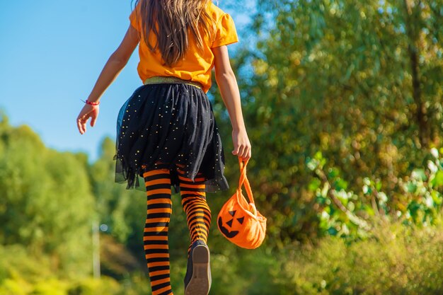 Święto Halloween, dziewczynka w stroju. Selektywne skupienie.