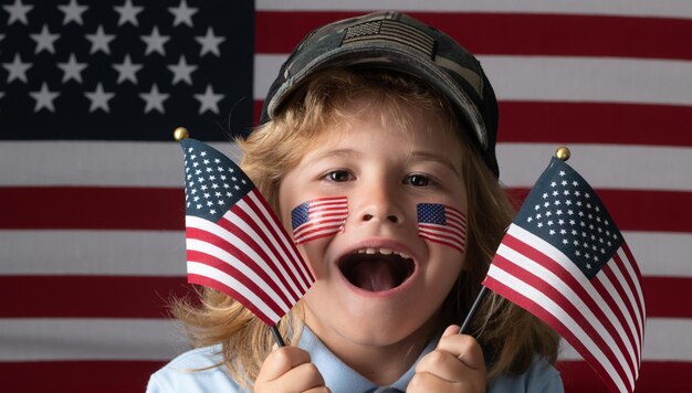 Święto Niepodległości dla dzieci w lipcu Stany Zjednoczone Ameryki Koncepcja dziecko z amerykańską fla