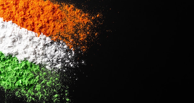 Święto Niepodległości Indii, kolory flag wykonane z proszku.