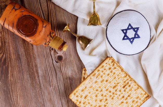 Święto Paschy kieliszek wina i matzoh żydowski chleb świąteczny