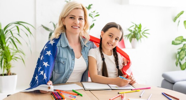 Święto patriotyczne. Szczęśliwa rodzina, matka i córka dziecko dziewczynka z amerykańską flagą w domu. USA świętują 4 lipca.