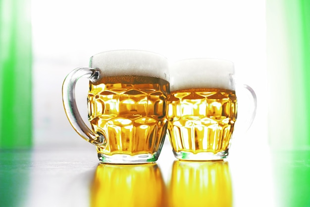 Zdjęcie Święto św. patryka święto narodowe irlandzkie zielone piwo ręka z kuflem szmaragdowe piwo w barze