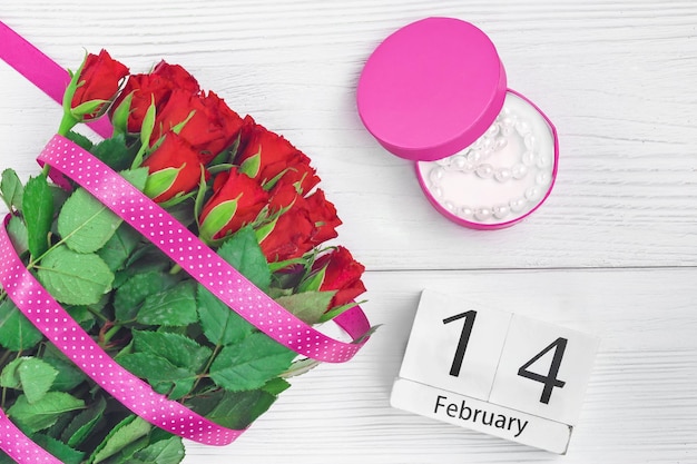 Zdjęcie Święto walentynek 14 lutegoczerwone róże i drewniany kalendarz