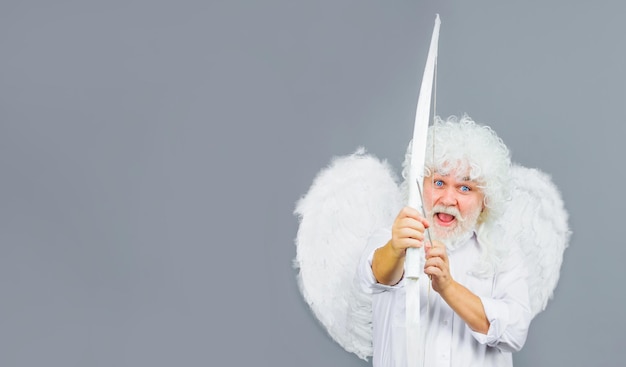 Zdjęcie Święto walentynek strzała miłości męski anioł z łukiem i strzałą anioł walentynki z białym