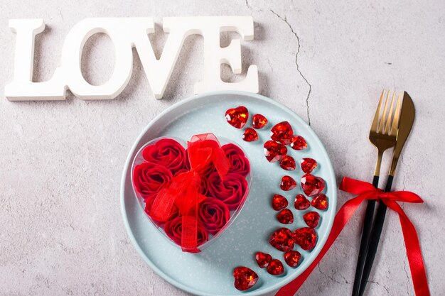 Święto Walentynek uroczyste ustawienie stołu z sercami 14 lutego kartka powitalna