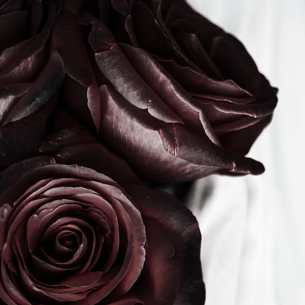 Zdjęcie Święto weselne z czarnej róży i koncepcja w stylu ogrodu kwiatowego