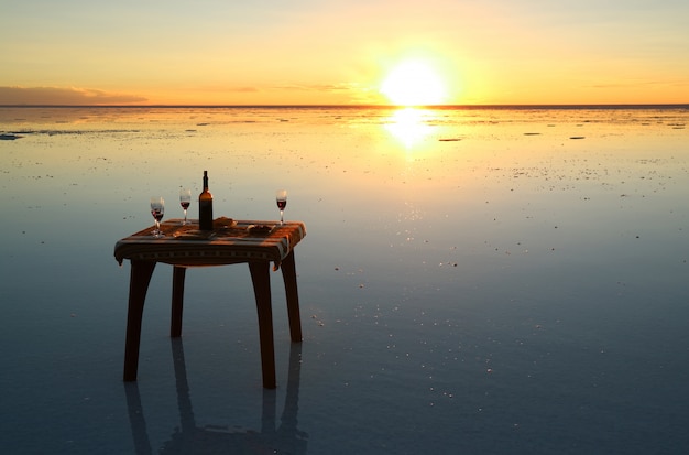 Świętując Efekt Lustrzany Soli Uyuni W Zachwycającym Zachodzie Słońca