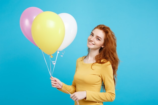 Świętujemy Koncepcję Bliska Portret Szczęśliwa Młoda Piękna Atrakcyjna Redhair Dziewczyna Uśmiecha Się Z Kolorową Stroną Balon Niebieską Pastelową ścianą