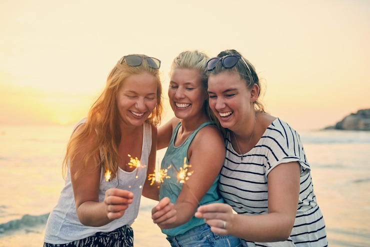 Zdjęcie świętujemy nasz dzień na plaży ujęcie młodych najlepszych przyjaciółek spędzających czas na plaży