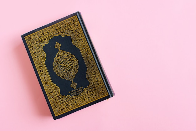 Święty Al Koran Z Pisemną Arabską Kaligrafią Oznaczającą Al Koran Na Jasnoróżowej Przestrzeni. Space Fot Text. Ramadan Kareem. Rosja - 5 Maja 2020 R