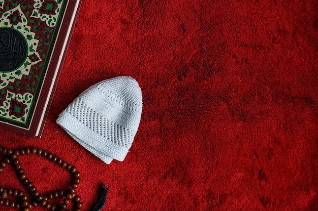 Zdjęcie Święty al koran z pisemną kaligrafią arabską. al koran i różaniec lub tasbih