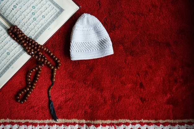 Zdjęcie Święty al koran z pisemną kaligrafią arabską. al koran i różaniec lub tasbih