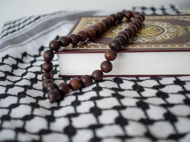 Zdjęcie Święty koran i różaniec na tle afryki selektywne skupienie się na islamskiej koncepcji