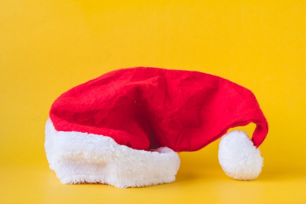 Święty Mikołaj czerwony kapelusz na żółtym tle. Bożenarodzeniowy pojęcie