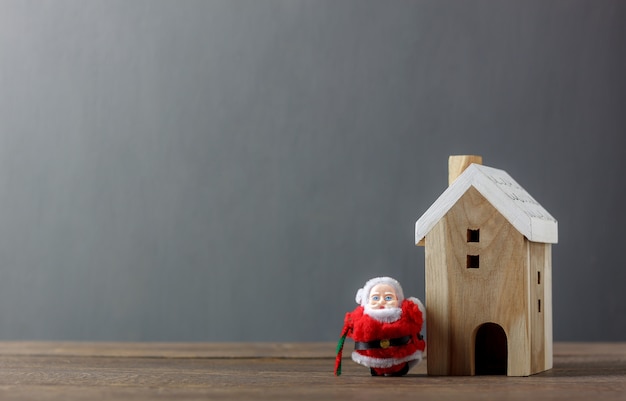 Święty Mikołaj i biały drewniany dom na nowożytnym nieociosanym brown drewnie.