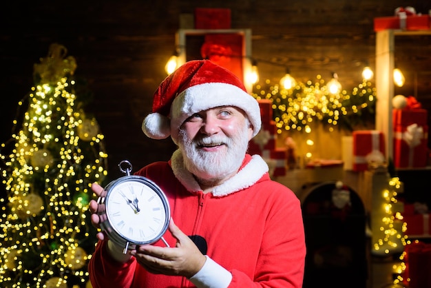 Święty mikołaj impreza sylwestrowa zegar na nowy rok zegar bożonarodzeniowy Święty mikołaj trzymaj zegar ferie zimowe
