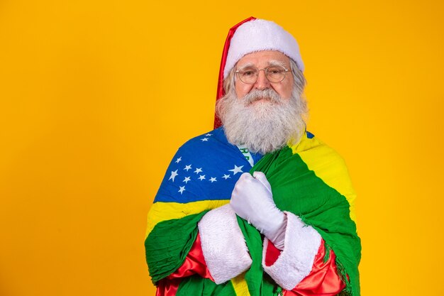 Święty Mikołaj jest fanem Brazylii. Fan Świętego Mikołaja brazylijskiej drużyny. Mistrzostwa sportowe. Święty Mikołaj z flagą Brazylii. Mecz piłki nożnej.