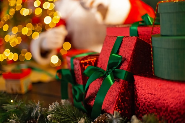 Święty mikołaj lub święty mikołaj przygotowuje piękne pudełka na prezenty świąteczne, które przyjeżdżają w dni wolne od pracy
