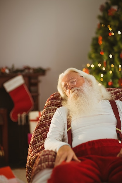 Święty Mikołaj odpoczywa na fotelu