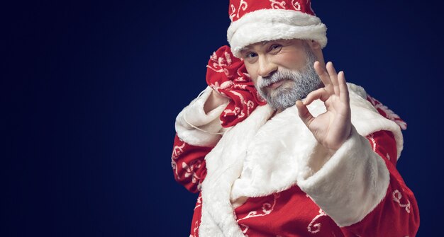 Święty Mikołaj pokazuje OK znaka na błękicie
