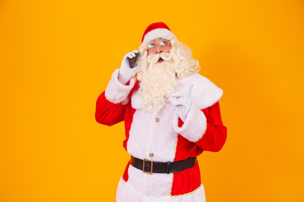 Święty Mikołaj rozmawia przez telefon