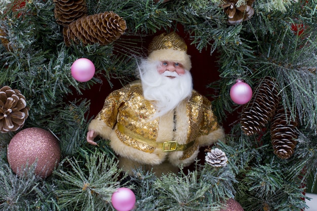 Święty Mikołaj Siedzi Na Choince. Nowy Rok świąteczna Zabawka świąteczna