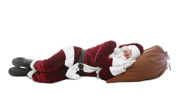 Święty Mikołaj śpi na worku na białym tle